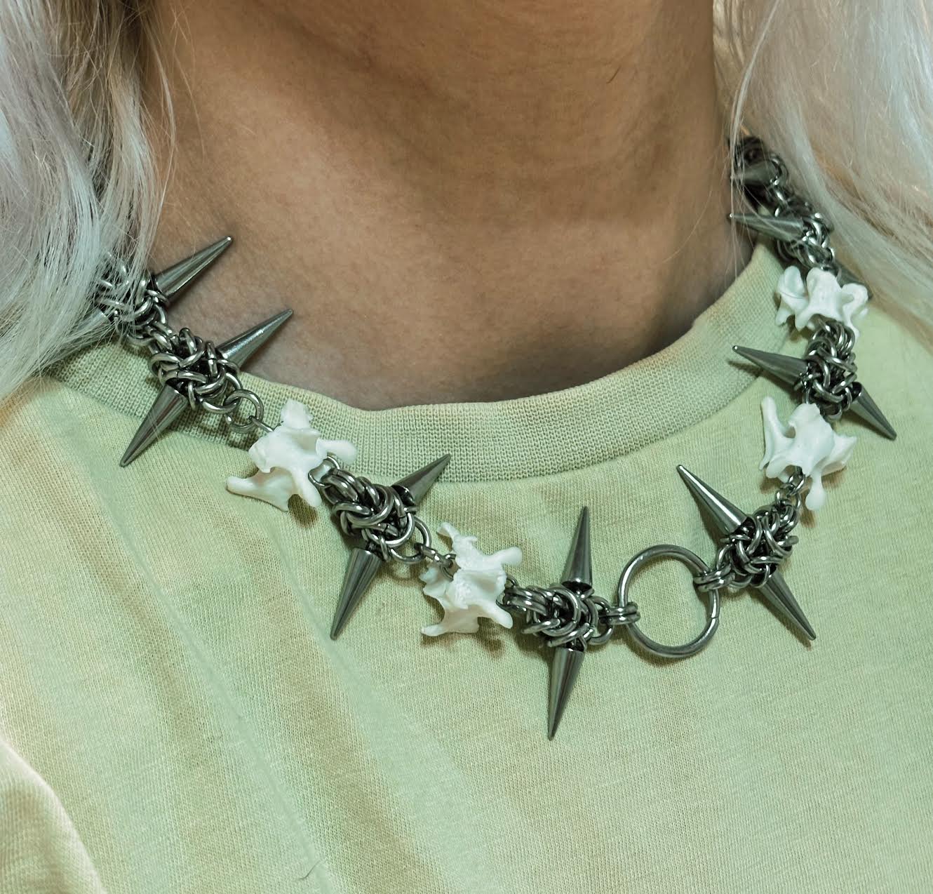 Collier [CURSED BONES] — photographie de la création